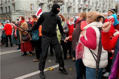 Rentnermärsche sind die neuste Protestform in Belarus – auch sie werden vom Lukaschenko-Regime niedergeknüppelt
