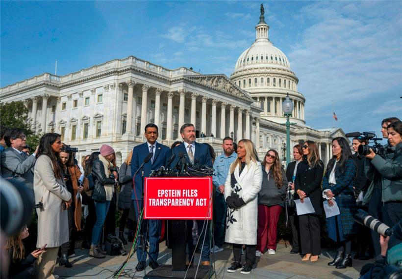 Rep. Thomas Massie (Mitte) spricht neben Rep. Ro Khanna (links) und Rep. Marjorie Taylor Greene (rechts) während einer Pressekonferenz zum Epstein Files Transparency Act im US-Kapitol in Washington, DC
