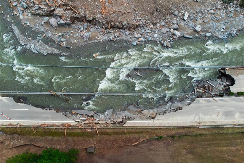 Reparaturarbeiten an der Autobahn A13 zwischen Lostallo und Soazza, die durch die Kraft des Flusses Moesa zerstört wurde
