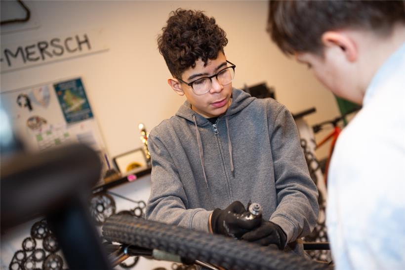 Reparaturarbeiten im Fahrradatelier