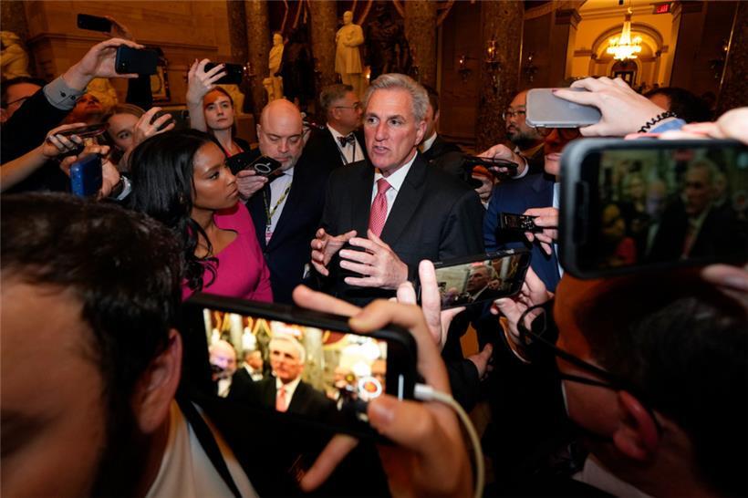 Reporter umringen Kevin McCarthy, bisheriger Minderheitsführer der Republikaner im US-Repräsentantenhaus, als er am Donnerstag die Kammern des Repräsentantenhauses verlässt, nachdem das Repräsentantenhaus zum dritten Mal getagt hat, um einen Sprecher zu wählen und den 118. Kongress in Washington einzuberufen
