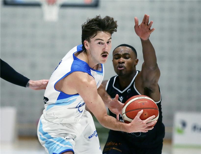 Résidence-Profi John Slajchert zeigt verschiedene Würfe bei einem Wettkampf im Handball