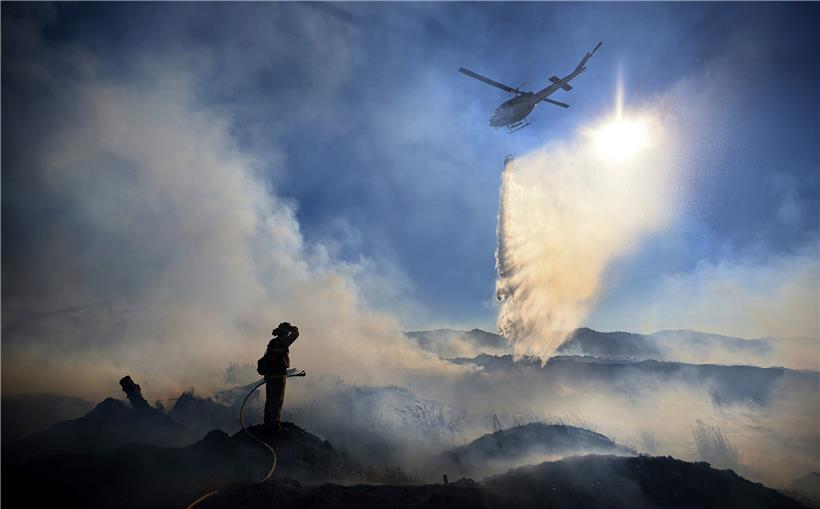 Resignation? Ein Feuerwehrmann bei einem Waldbrand in Ukiah, Kalifornien
