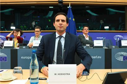 Resolut, aber offensichtlich nicht durchschlagend überzeugend: Wopke Hoekstra bei seiner Anhörung vor einem Ausschuss des Europäischen Parlaments
