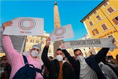 Restaurant- und Hotelbesitzer demonstrierten am Montag vor dem italienischen Parlament, dem Palazzo Montecitorio in Rom, um auf ihre prekäre Lage im Lockdown aufmerksam zu machen
