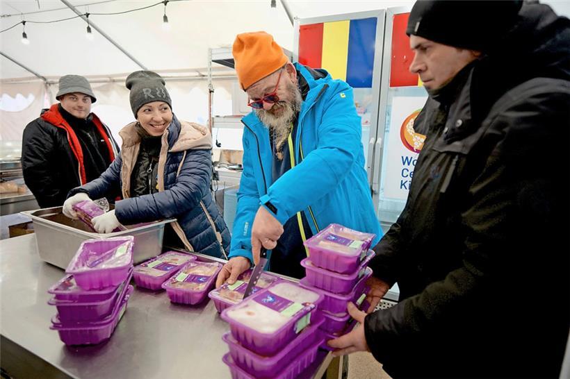 Restaurantbesitzer Denis Stamatescu (2.v.r.) aus Constanța versorgt mit seinen Leuten seit Kriegsbeginn Flüchtlinge in Isaccea
