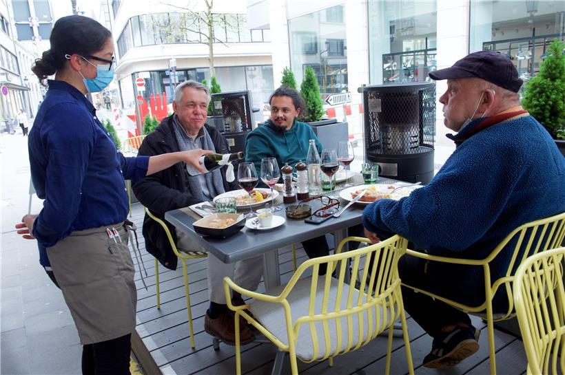 Restaurants sollen weiterhin eine Finanzspritze erhalten, während der Handel zukünftig ohne staatliche Hilfen auskommen muss

