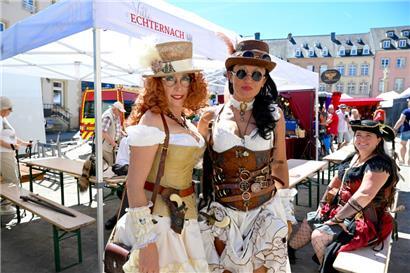 Retrofuturismus: Die Basis eines Steampunk-Outfits ist die Mode aus dem viktorianischen Zeitalter, die nach den persönlichen Vorlieben umgewandelt wird

