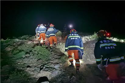Retter suchen in der Touristengegend des Steinwaldes am Gelben Fluss nach vermissten Personen

