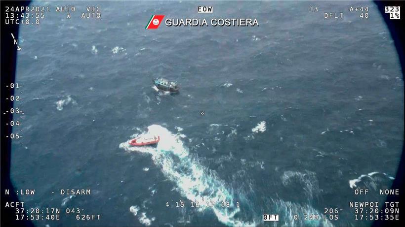 Rettungsaktion der italienischen Küstenwache Ende April. In den vergangenen Wochen hatten auch private Seenotretter auf dem Mittelmeer beobachtet, dass sich wieder sehr viele Migranten in Schlauchbooten und kleinen Holzschiffen auf die gefährliche Fahrt Richtung Europa machen, oft von Libyen und Tunesien aus.
