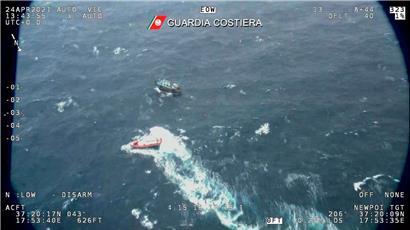 Rettungsaktion der italienischen Küstenwache Ende April. In den vergangenen Wochen hatten auch private Seenotretter auf dem Mittelmeer beobachtet, dass sich wieder sehr viele Migranten in Schlauchbooten und kleinen Holzschiffen auf die gefährliche Fahrt Richtung Europa machen, oft von Libyen und Tunesien aus.

