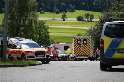 Rettungsdienste und Polizei stehen an einer Straße bei einem Einsatz in Albstadt-Lautlingen. Bei einem Großeinsatz haben Polizisten drei Tote und zwei Verletzte gefunden
