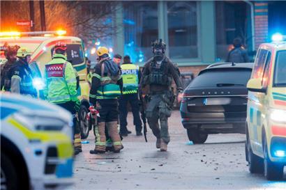 Rettungsdienste und polizeiliche Spezialkräfte beim Einsatz nach dem Amoklauf in der Risbergska-Schule im schwedischen Örebro 
