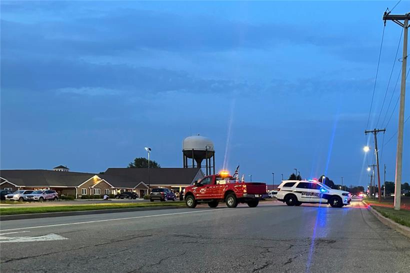 Rettungsfahrzeuge blockieren eine Straße, die zu einem Schulgebäude führt, in das ein Auto gefahren wurde, wobei mehrere Menschen getötet und andere verletzt wurden
