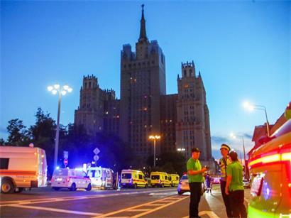 Rettungsfahrzeuge stehen in der Nähe des Moskauer Restaurants in dem sich eine tödliche Explosion ereignet hat