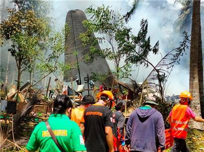 Rettungskräfte an der Absturzstelle des philippinischen Militärflugzeugs C-130
