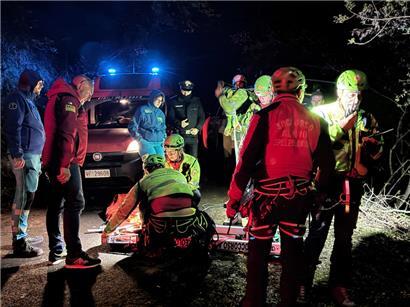 Rettungskräfte arbeiten an der Stelle, an der eine Seilbahn mit Touristen südlich von Neapel abgestürzt ist, nachdem das Seil gerissen war 
