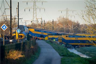 Rettungskräfte arbeiten an der Unfallstelle nach dem schweren Zugunglück
