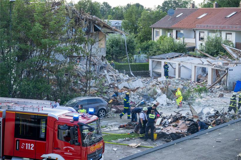 Rettungskräfte arbeiten an der Unglücksstelle
