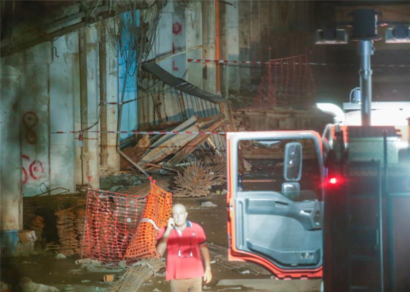 Rettungskräfte arbeiten an der Unglücksstelle. Beim Einsturz eines Balkons in de...