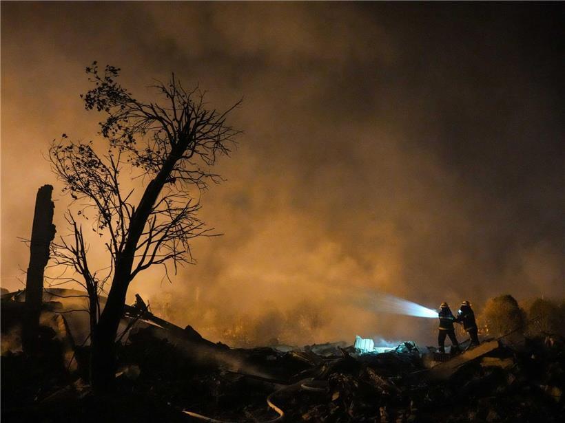 Rettungskräfte im Einsatz nach Explosion in Feuerwerksfabrik in Guandu, Liuyang, Hunan, China, Notfall und Katastrophenhilfe