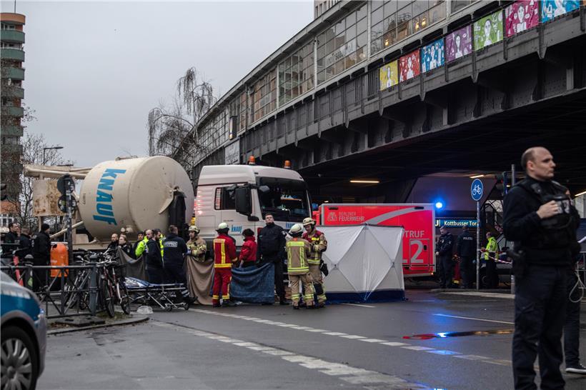 Rettungskräfte bergen in Berlin eine Fahrradfahrerin, die von einem Lkw überfahren wurde
