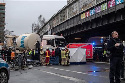 Rettungskräfte bergen in Berlin eine Fahrradfahrerin, die von einem Lkw überfahren wurde
