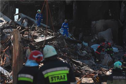 Rettungskräfte beseitigen am Donnerstag die Trümmer eines beschädigten Gebäudes in der Stadt Borodianka, nordwestlich der ukrainischen Hauptstadt Kiew
