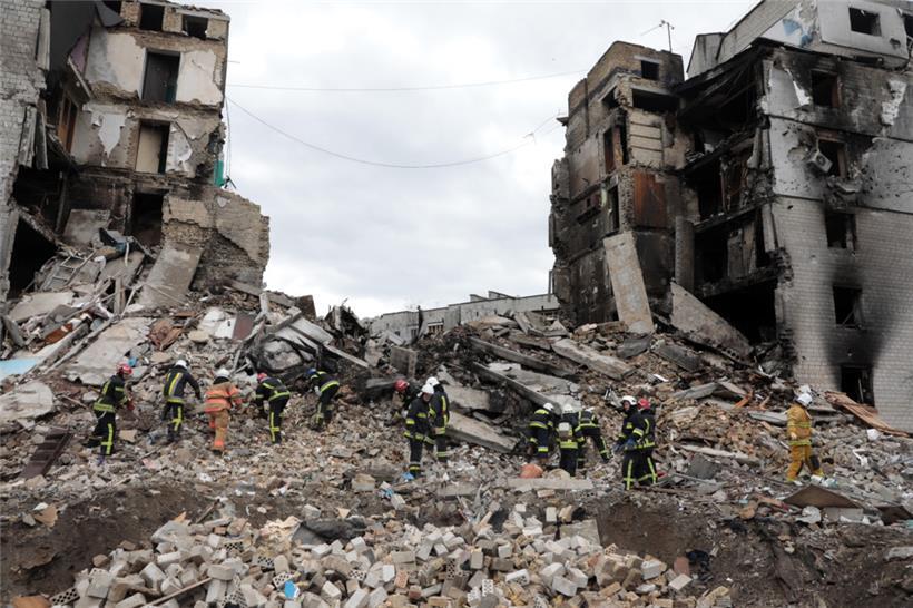 Rettungskräfte beseitigen die Trümmer eines mehrstöckigen Wohnhauses, das durch den Beschuss der russischen Armee in Borodjanka, im Norden der Ukraine, zerstört wurde 
