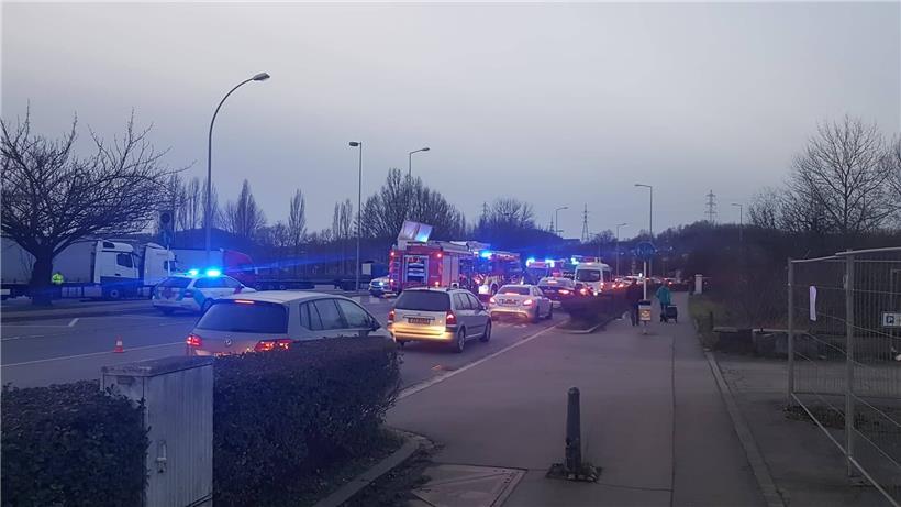 Rettungskräfte haben die Unfallstelle am Kreisel Raemerich abgesichert
