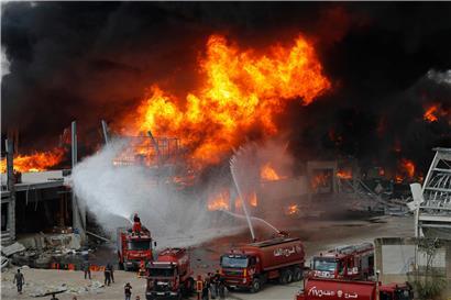 Rettungskräfte löschen ein Feuer, das im Hafen von Beirut brennt. Mehr als einen Monat nach der verheerenden Explosion in Beirut ist im Hafen der libanesischen Hauptstadt erneut ein großes Feuer ausgebrochen.
