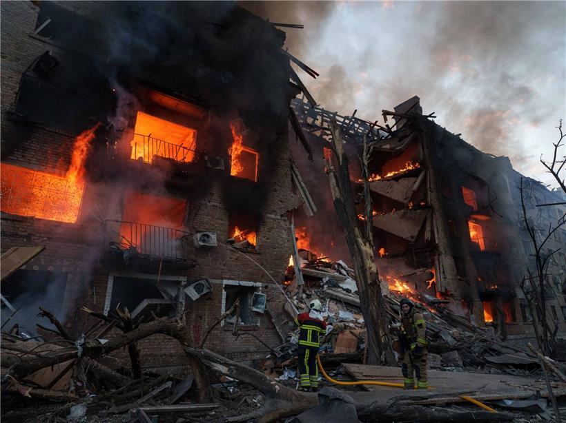 Rettungskräfte löschen Wohnhausbrand nach russischem Angriff in Kiew, Ukraine, Einsatzkräfte bei Löscharbeiten am zerstörten Gebäude