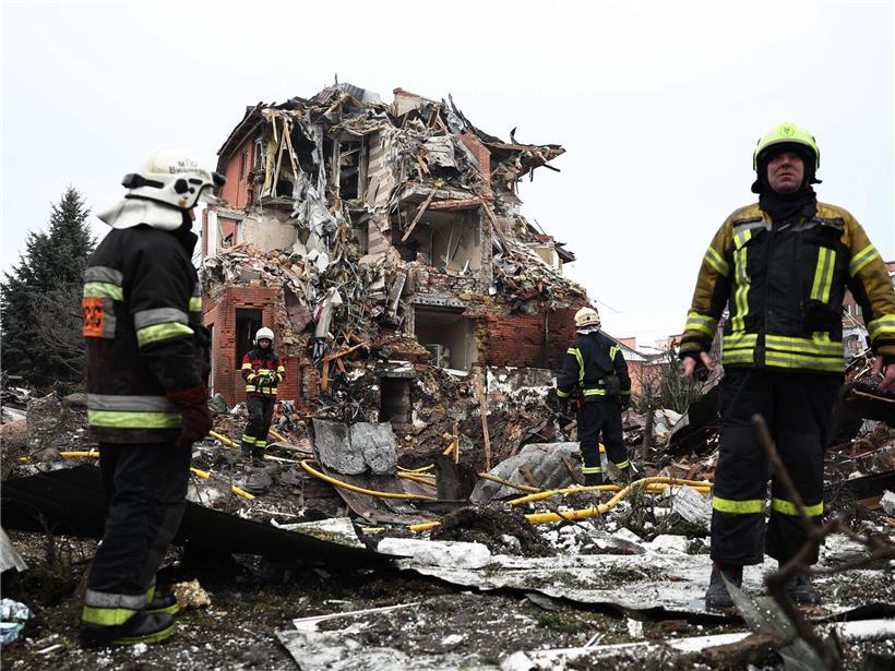 Rettungskräfte sichern am 22. Februar nach einem russischen Luftangriff auf die Ortschaft Sofiivska Borshchagivka in der Region Kiew den Einschlagsort