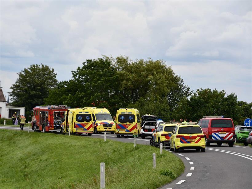 Rettungskräfte im Einsatz an Unfallstelle auf der N290 bei Verkehrsunfall