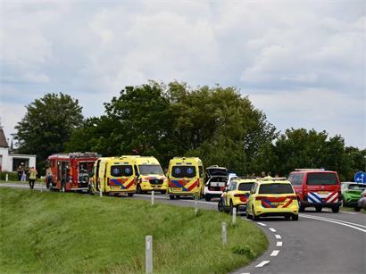 Rettungskräfte im Einsatz an Unfallstelle auf der N290 bei Verkehrsunfall