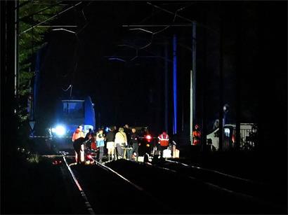 Rettungskräfte sind am Unfallort im Einsatz, nachdem im Nordwesten Frankreichs ein Zug entgleist war