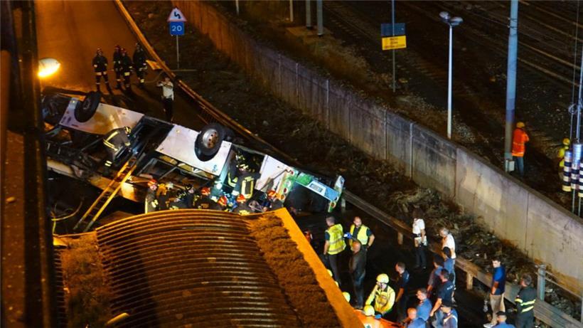 Rettungskräfte sind an der Unfallstelle nach einem Busunglück im Einsatz.
