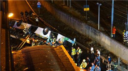 Rettungskräfte sind an der Unfallstelle nach einem Busunglück im Einsatz.

