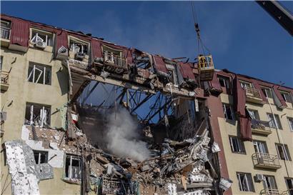 Rettungskräfte im Einsatz bei schwer beschädigtem Wohnhaus nach massivem Angriff in Odessa