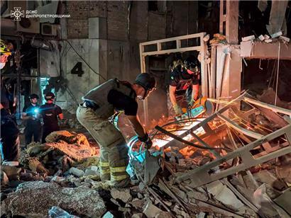 Rettungskräfte sind in einem durch einen Luftangriff schwer beschädigten Hotel in Krywyj Rih im Einsatz
