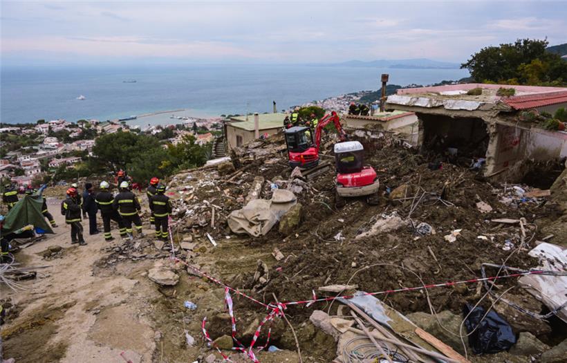 Rettungskräfte sind nach einem Erdrutsch auf der italienischen Insel Ischia im Einsatz
