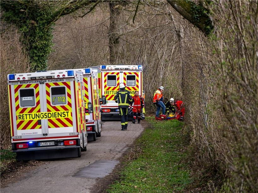 Rettungskräfte im Einsatz nach Unfall in Waldstück südöstlich von Flensburg bei Such- und Rettungsaktion