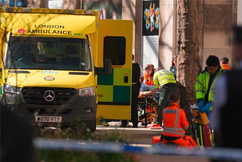 Rettungskräfte sind nach einem Vorfall mit einem Lieferwagen im Zentrum der britischen Hauptstadt im Einsatz
