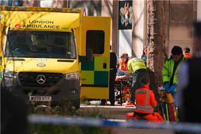 Rettungskräfte sind nach einem Vorfall mit einem Lieferwagen im Zentrum der britischen Hauptstadt im Einsatz
