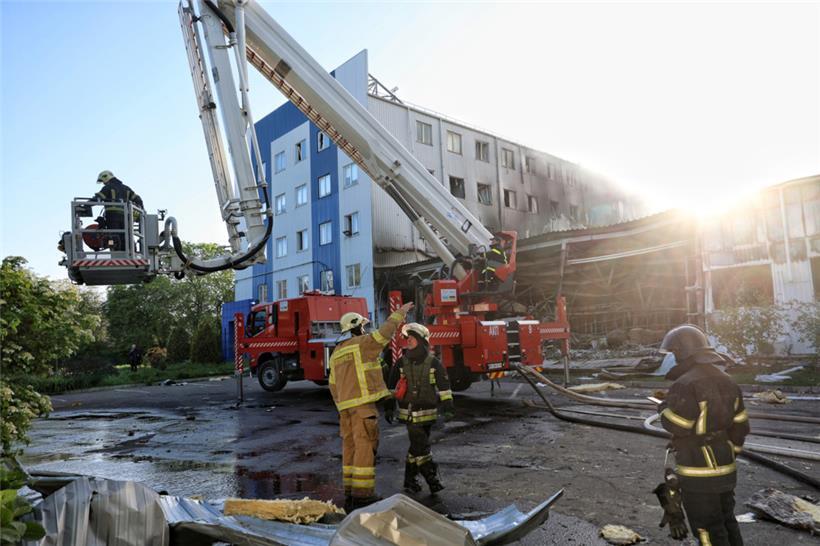 Rettungskräfte sind nach einem russischen Raketenangriff am späten Mittwochabend in Odessa, bei dem in der ein Nova-Posta-Depot und eine Frachtfiliale beschädigt wurden
