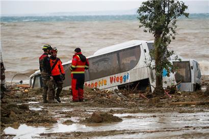 Rettungskräfte stehen neben einem Bus, der durch schwere Regenfälle weggeschwemmt wurde. Auf der italienischen Insel Ischia sind nach einem schweren Unwetter und Erdrutschen mehrere Menschen als vermisst gemeldet worden.
