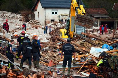 Rettungskräfte suchen im Dorf Donja Jablanica nach Überlebenden, etwa 50 Kilometer südwestlich von Sarajevo
