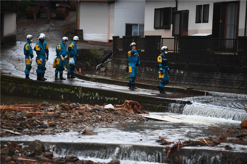 Rettungskräfte suchen nach Überlebenden 
