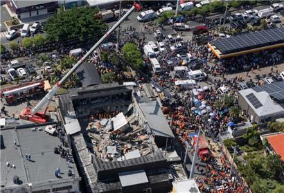 Rettungskräfte suchen nach Überlebenden im Nachtclub „Jet Set“, dessen Dach während eines Konzerts in Santo Domingo am frühen Dienstag, 8. April 2025, eingestürzt ist
