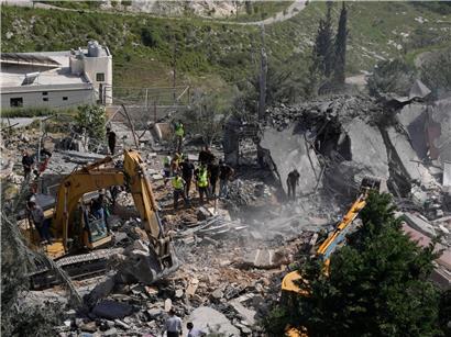 Rettungskräfte suchen nach Überlebenden in Trümmern beschädigter Häuser nach israelischem Luftangriff